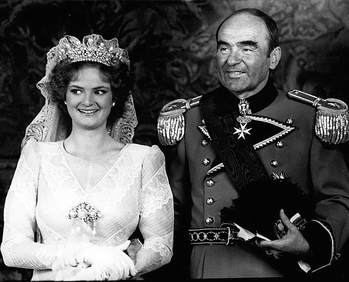 Впрочем, Глория не выглядела несчастной в своем платье от Valentino и бриллиантовой диадеме, когда-то принадлежавшей императрице Евгении.