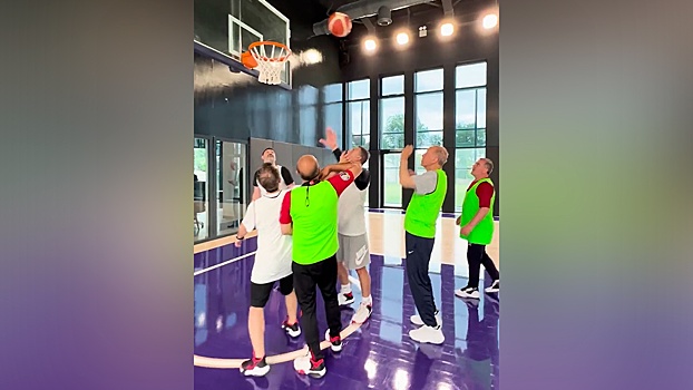 Бросок 69-летнего Эрдогана во время игры в баскетбол попал на видео