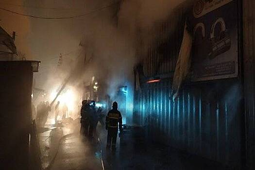 В новогоднюю ночь в столице Чувашии загорелся вещевой рынок «Ярмарка»