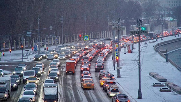 Городские службы Москвы привели в режим повышенной готовности из-за метели