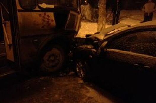 В Белгородской области пассажирский автобус врезался в иномарку