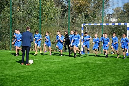 В Свердловском районе открыли современную спортплощадку
