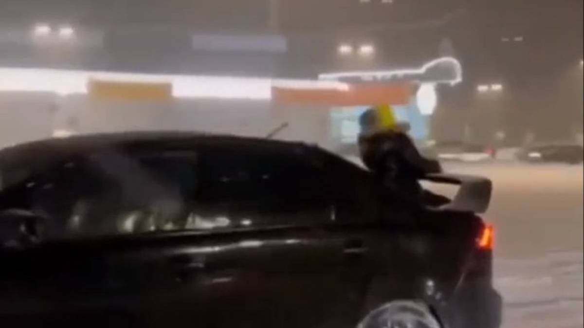 Водитель устроил дрифт с ребенком на багажнике во Владимире