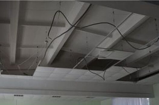 В Кудымкаре на студентов обрушилась потолочная плитка