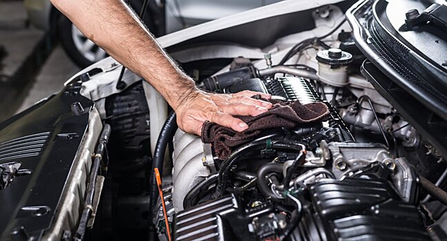 Способ защиты подкапотного места от пыли и грязи