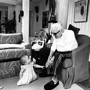 Фото 101‐летнего Кирка Дугласа с его маленькой правнучкой появилось в Сети