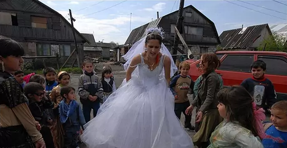 Цыганские свадьбы 2024 год. Свадьба Чудово цыганская. Цыганские Свадебные платья. Бедная свадьба. Цыганская невеста.