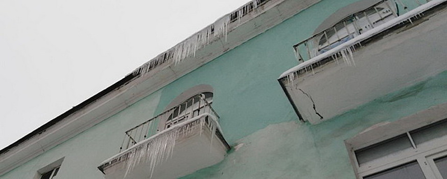 Жительница Новгорода добилась компенсации за пострадавший от упавшего с крыши льда автомобиль