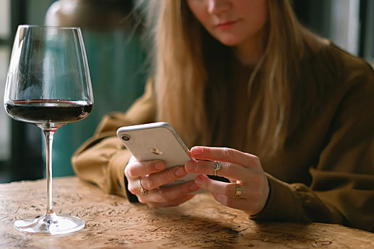 «Привет, я соскучилась»: почему мы пишем бывшим, когда выпьем