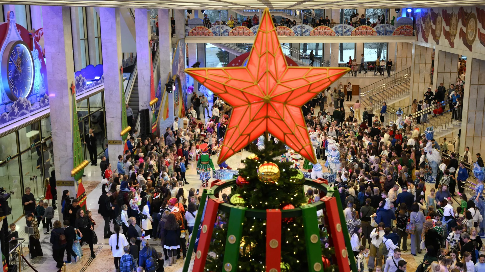 Рейс участников Кремлевской елки задерживается во Внукове