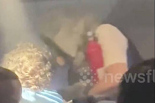 Задымленный салон самолета с задыхающимися пассажирами попал на видео