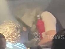 Задымленный салон самолета с задыхающимися пассажирами попал на видео