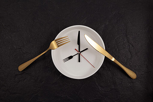 Nature Communications: ужин позже 21 часа может увеличить риск инсульта на 28%