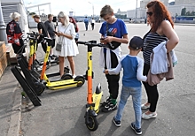 «Штрафы для родителей»: В России предложили запретить детям управлять электросамокатами