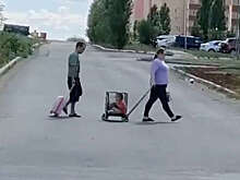 РИА Новости: в Оренбурге девочка сама попросила родителей везти ее в клетке