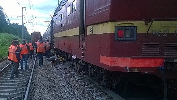 В Амурской области автомобиль столкнулся с электровозом