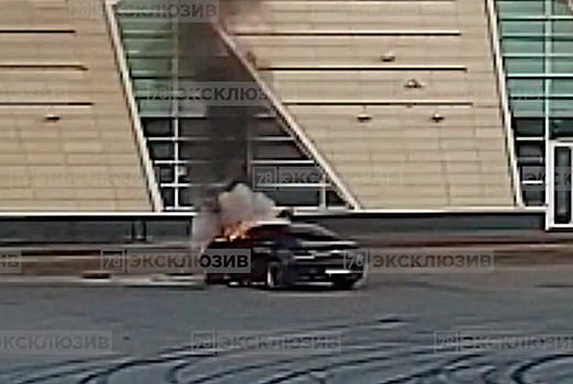 Видео: житель Санкт-Петербурга сжёг BMW во время дрифта на парковке