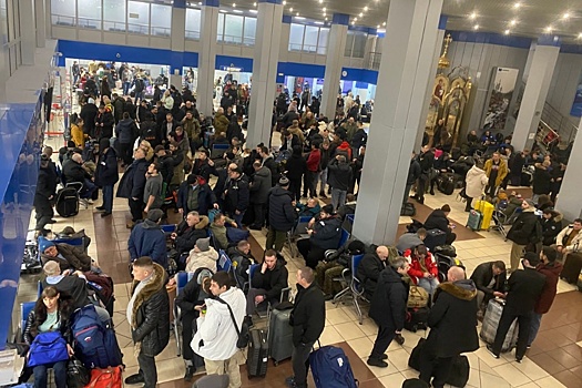 Более 700 пассажиров не могут улететь из аэропорта Норильска из-за шторма