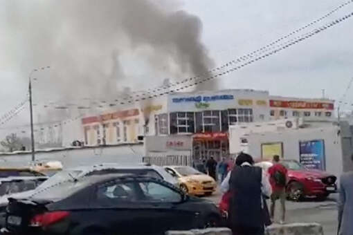 В московском Бибирево горит торговый комплекс «Миллион мелочей»
