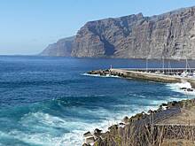 Туристы были смыты волной во время отдыха на пляже в Европе и не выжили