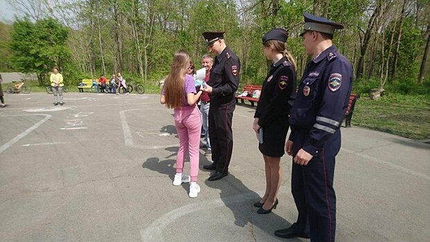 У юных велосипедистов в Приморье приняли экзамен по вождению — полиция