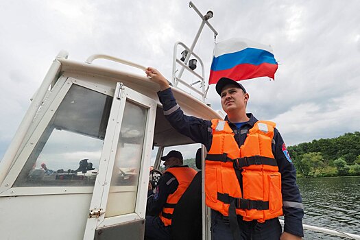 Столичные спасатели вытащили из Москвы-реки тонущих девушку и молодого человека