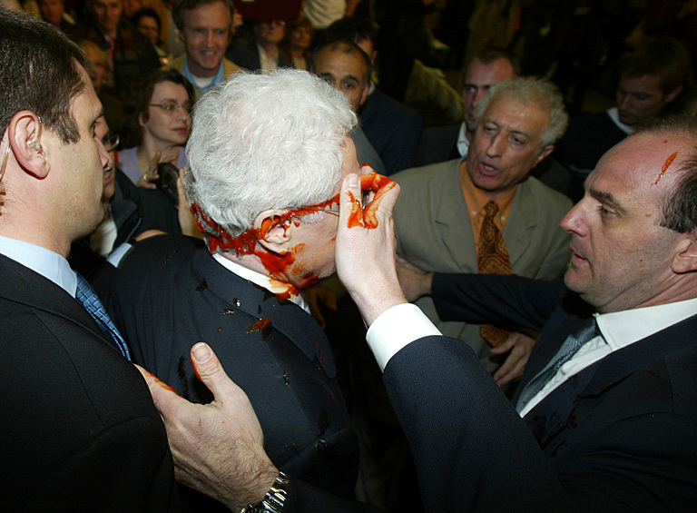 В апреле 2002 демонстранты в Реннесе выдавили в лицо французскому премьер-министру Лионелю Джоспину кетчуп