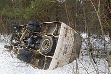На Урале скончалась пассажирка перевернувшегося на трассе автобуса