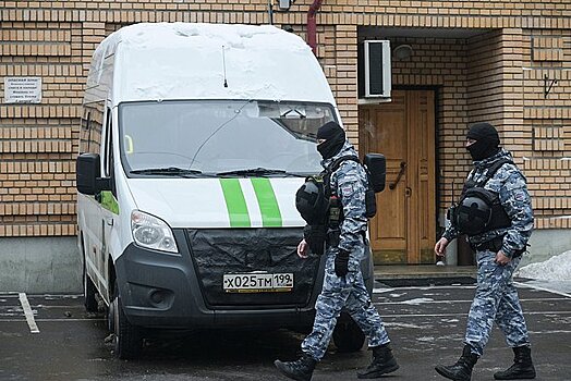 Судебные приставы вскрыли двери Долиной