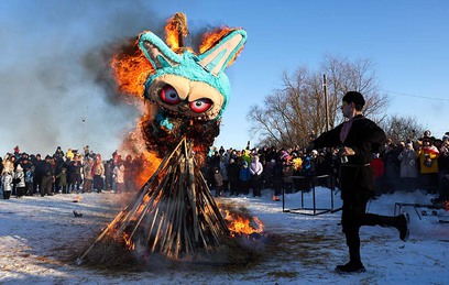 Под Липецком вместо чучела Масленицы сожгли огромную куклу Лабубу