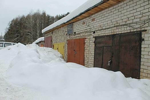 Есть машины и гаражи, но выехать на дорогу не получится. В Лянгасово подрядчик, убиравший снег, завалил проезд к автомобилям местных инвалидов