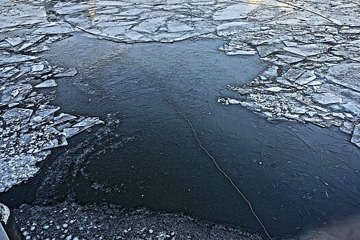 В Вольске ледоход на Волге повредил набережную с ограждением