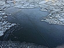 В Вольске ледоход на Волге повредил набережную с ограждением