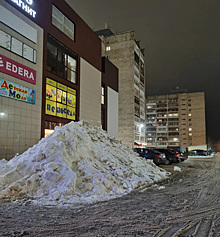 В Березниках коммунальщики соорудили сугроб в деловом центре города