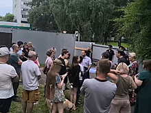 Валка деревьев началась в огороженном сквере вопреки протестам новокузнечан