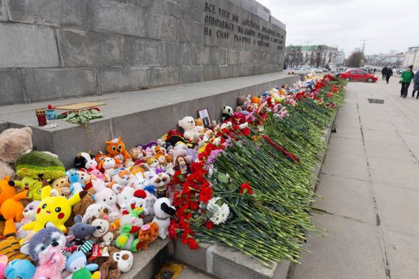 В Екатеринбурге перенесли стихийный мемориал в память о погибших в «Крокусе»