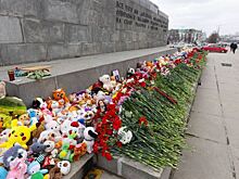 В Екатеринбурге перенесли стихийный мемориал в память о погибших в «Крокусе»