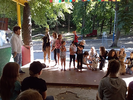 В детских лагерях Саратова прошли занятия с актером и диетологом