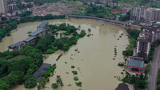 Сильные ливни в Китае привели к масштабному наводнению: кадры с коптера