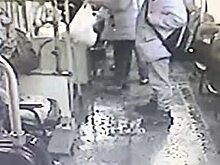 Пытавшийся выйти из троллейбуса россиянин разбил топором окно и попал на видео