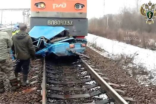 Поезд смял в лепешку ВАЗ на железнодорожном переезде под Красноярском