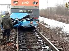 Поезд смял в лепешку ВАЗ на железнодорожном переезде под Красноярском