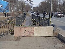 В Приморье обрушилась пешеходная зона одного из мостов