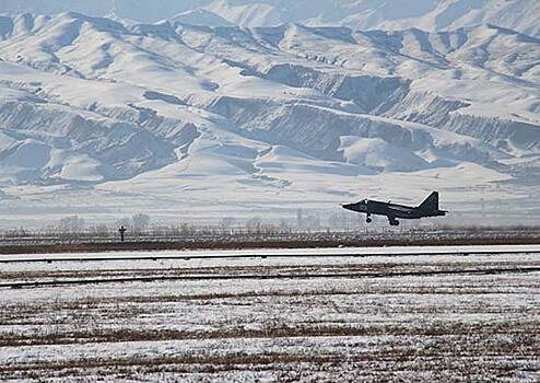 В Киргизии российские экипажи Су-25 ракетными ударами уничтожили позиции условного противника в ходе учения