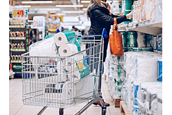 Fortune: В США запасаются туалетной бумагой и продуктами на фоне введения пошлин