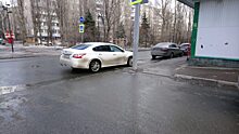 Автохам мешал пройти пешеходам и проехать машинам в центре Саратова