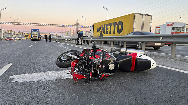 В Тюмени при столкновении с иномаркой погиб мотоциклист