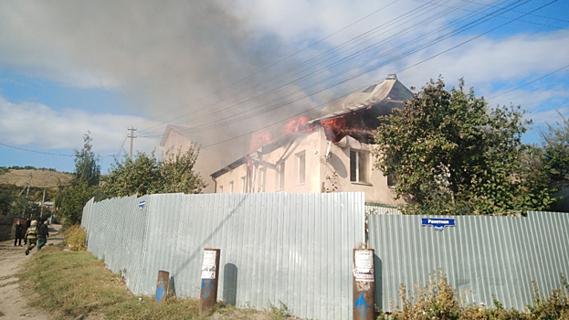 Под Саратовом при пожаре в частном доме погибли четыре человека