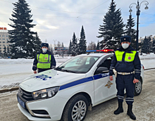 Инспекторы ГИБДД в Свердловской области оказали помощь водителю и пассажирам автобуса