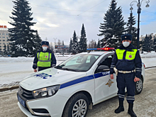 Инспекторы ГИБДД в Свердловской области оказали помощь водителю и пассажирам автобуса